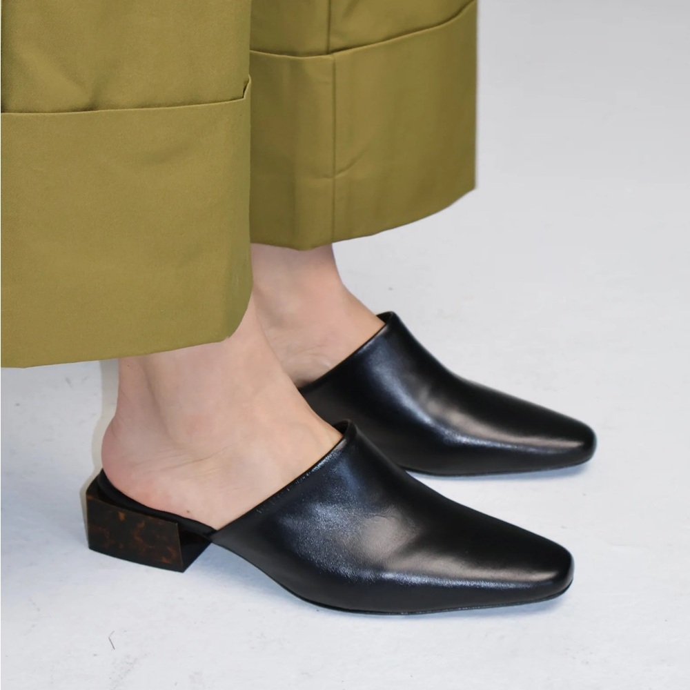 Maguire Navio Black Leather Mules